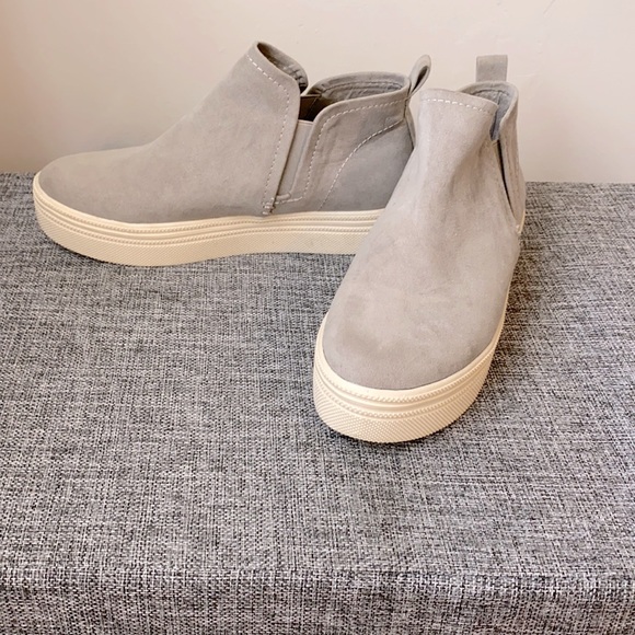 Dolce Vita Sneakers - Picture 1 of 5